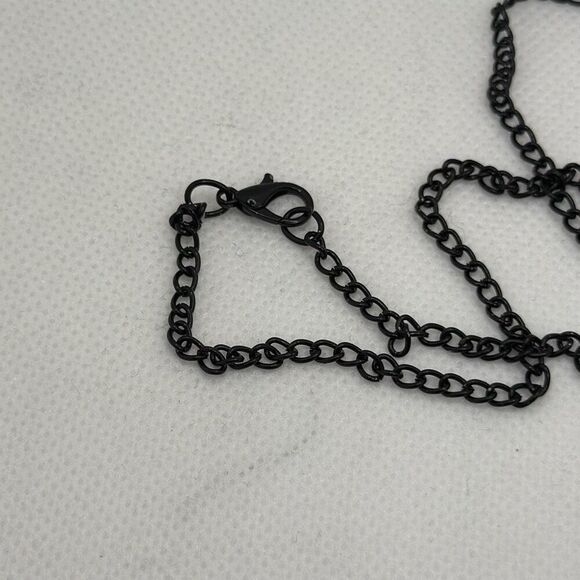 Brand New!! Pot leaf pendant with chain - Picture 3 of 4